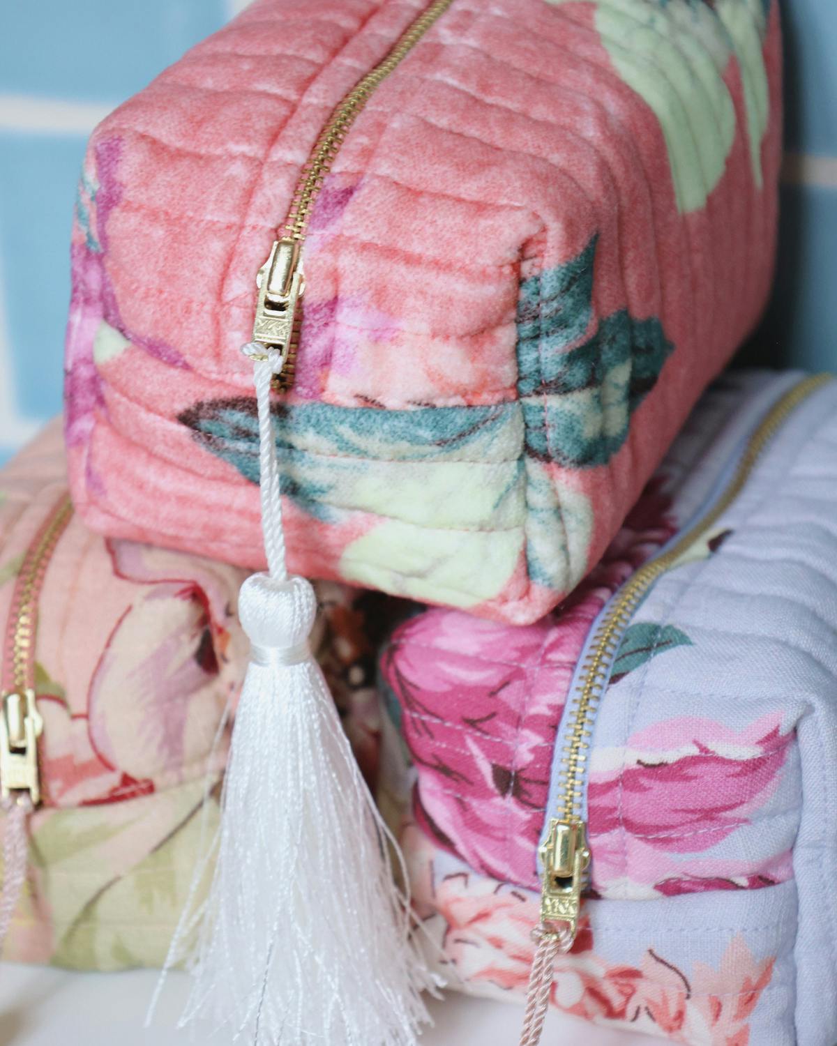 Makeup Bag Velvet, Pink posy. Image #3