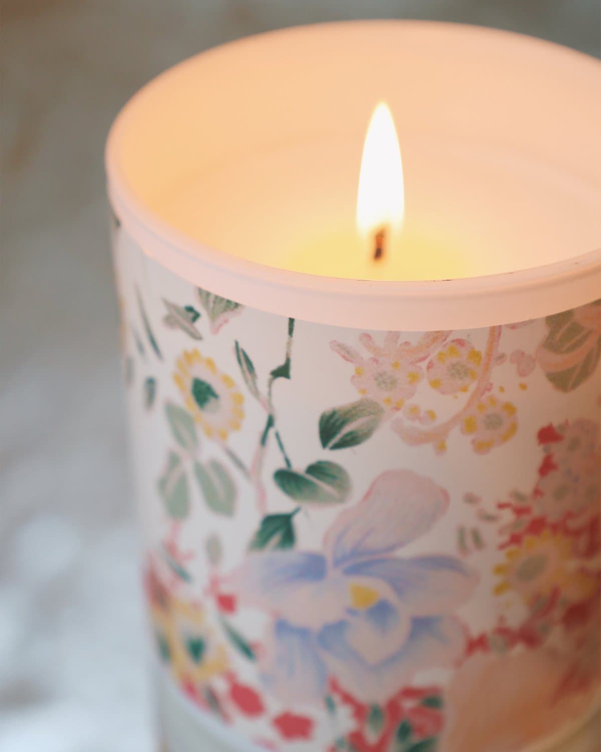 Rose & Sandalwood Scented Candle, Rose. Image #4
