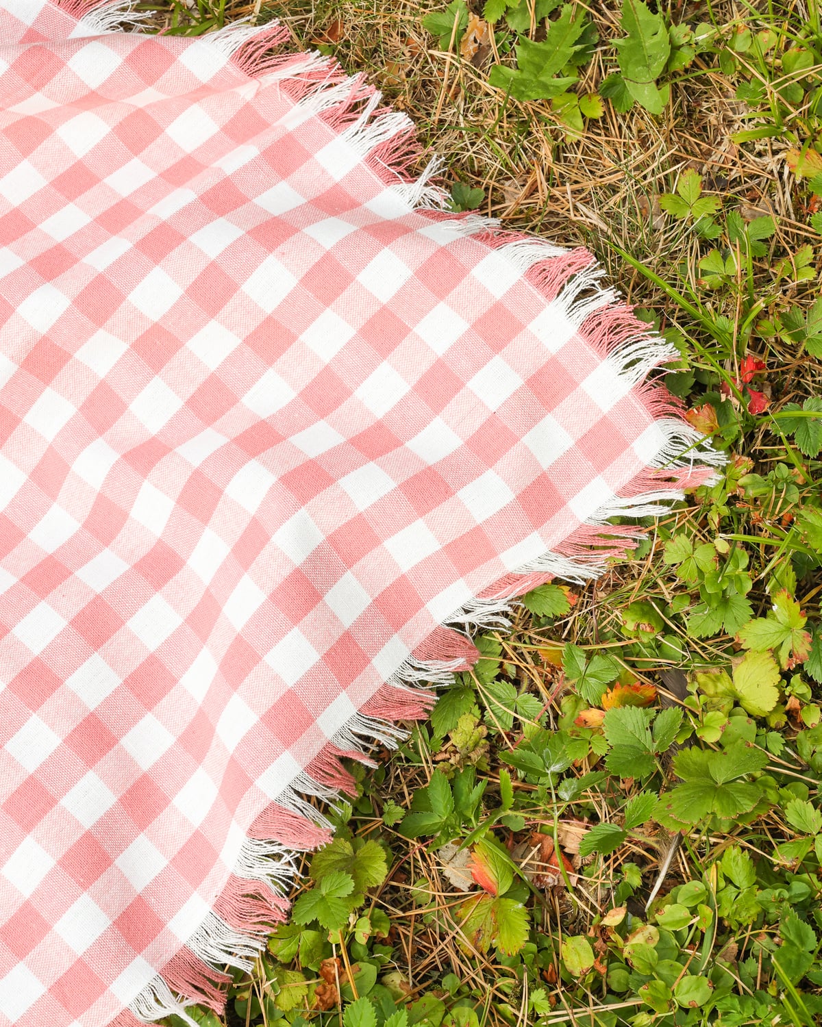 Table Cloth with Fringes 140x300, Pink Checks. Image #4